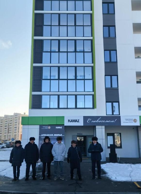 «КАМАЗ» передал ключи от первых арендных квартир работникам компании