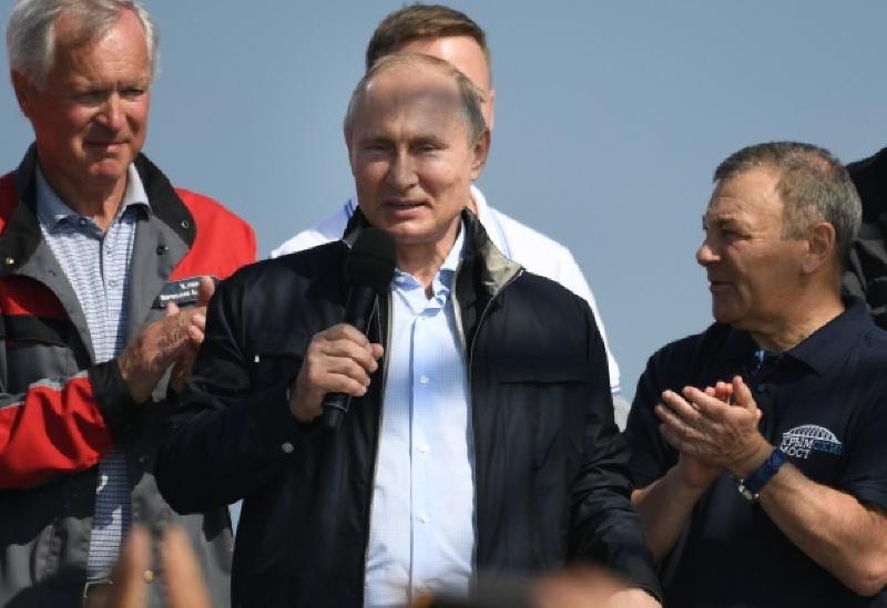 Путин за рулем КамАЗа проехал по Крымскому мосту