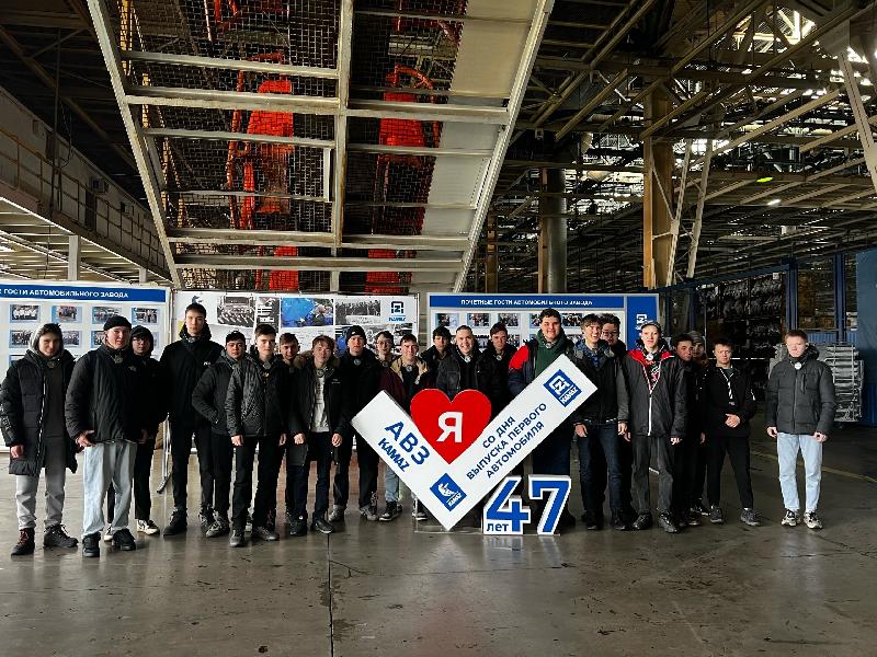 Студенты на автомобильном заводе «КАМАЗа» Студенты на автомобильном заводе «КАМАЗа»