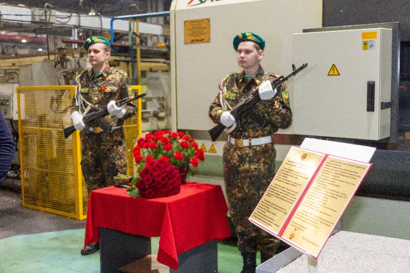 На «КАМАЗе» открыли мемориальную доску памяти Сергея Корсакова На «КАМАЗе» открыли мемориальную доску памяти Сергея Корсакова