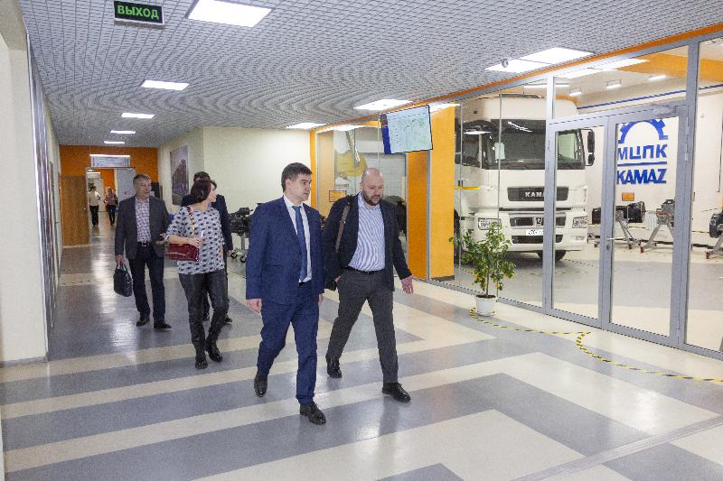 Делегация представителей авиапрома на «КАМАЗе» Делегация представителей авиапрома на «КАМАЗе»
