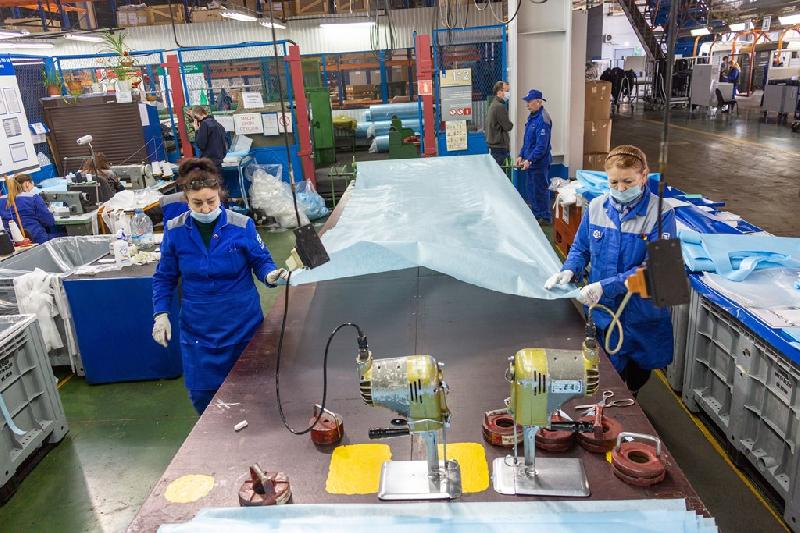 На «КАМАЗе» продолжается пошив защитных костюмов На «КАМАЗе» продолжается пошив защитных костюмов