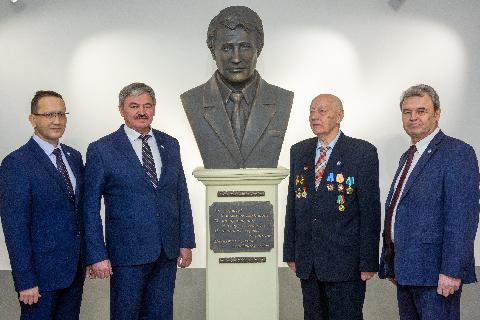 На «КАМАЗе» открыли бюст первому директору ПРЗ