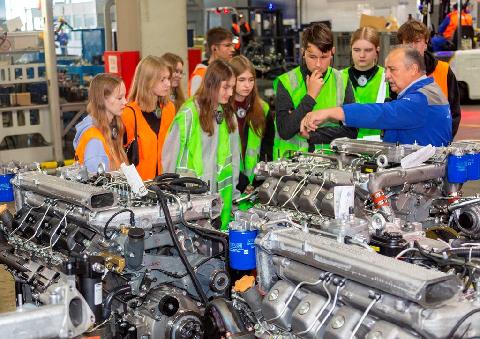 Ученики инженерных классов посетили завод двигателей