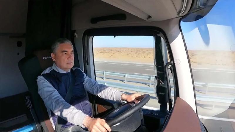 Президент Гурбангулы Бердымухамедов торжественно открыл участок автобана Ашхабад–Туркменабат