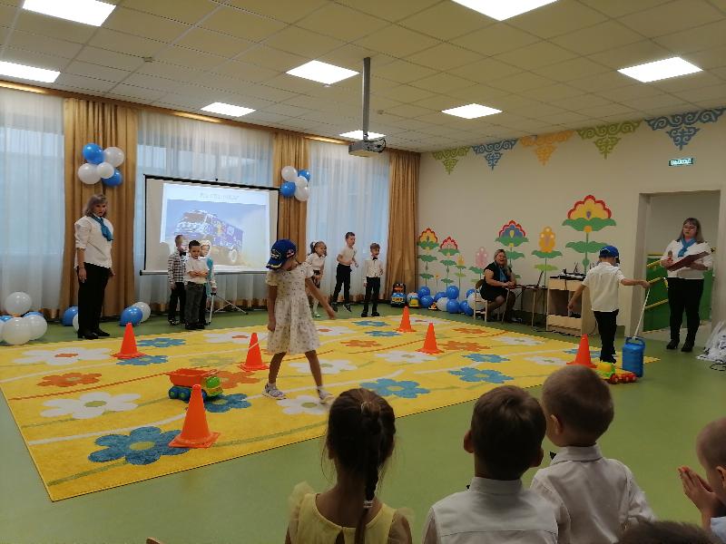 На прессово-рамном заводе «КАМАЗа» прошёл конкурс профессионального мастерства среди молодых водителей погрузчика. Представители этой профессии трудятся в цехе транспортно-складских работ. Кроме заводского производства, они обслуживают ещё и склады логи На прессово-рамном заводе «КАМАЗа» прошёл конкурс профессионального мастерства среди молодых водителей погрузчика. Представители этой профессии трудятся в цехе транспортно-складских работ. Кроме заводского производства, они обслуживают ещё и склады логи