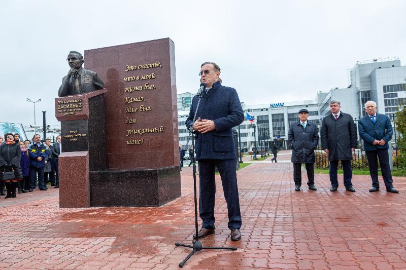 На «КАМАЗе» установили бюст первого генерального директора На «КАМАЗе» установили бюст первого генерального директора