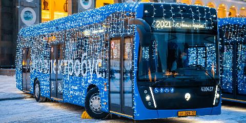 На линии Москвы вышли новогодние электробусы КАМАЗ