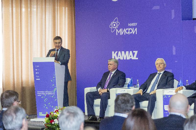Министр науки и высшего образования РФ посетил «КАМАЗ» Министр науки и высшего образования РФ посетил «КАМАЗ»