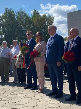 Сергей Когогин возложил цветы к памятнику Евгению Батенчуку