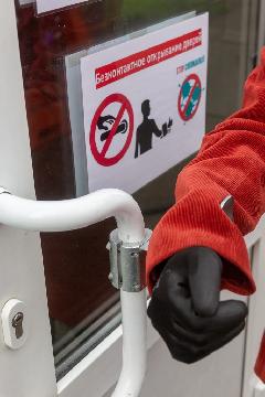 На заводе двигателей установили бесконтактные дверные ручки