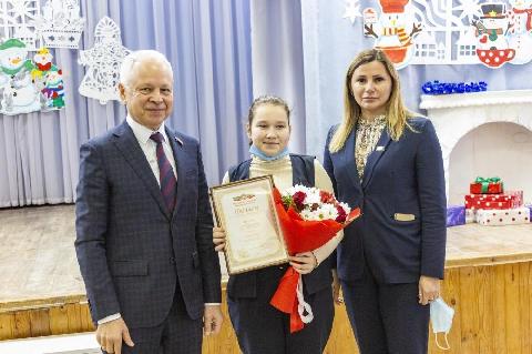 Топ-менеджер «КАМАЗа» вручил челнинским школьницам дипломы республиканского конкурса