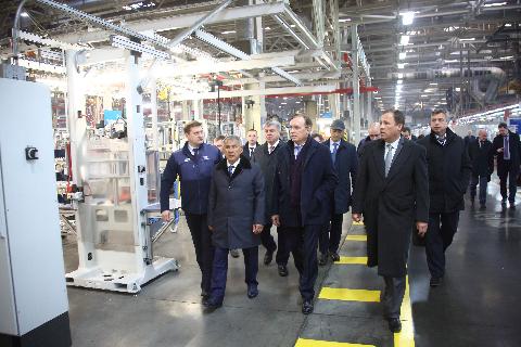 Полпред Игорь Комаров и президент Татарстана посетили «КАМАЗ»